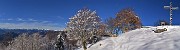 53 Panoramica alla croce di vetta del Suchello con vista ad ovest
